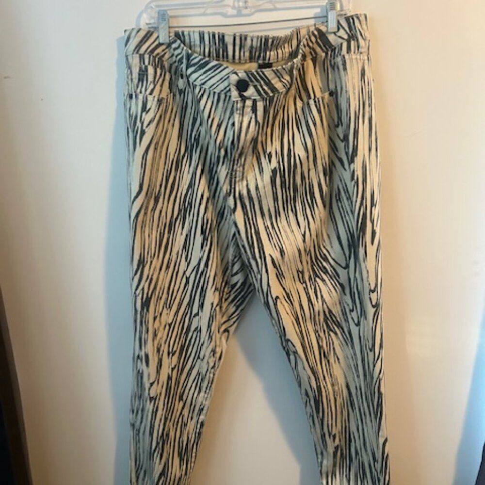 Lane Bryant Gray/Cream Zebra print Super Stretch 5 pocket ankle pants, size 20